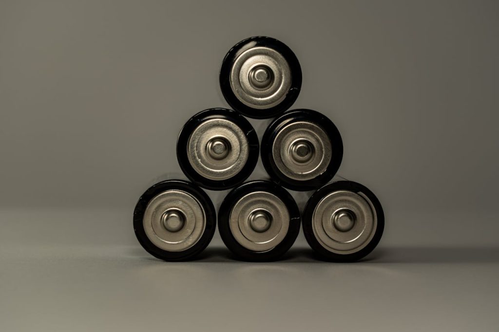 Welke Nederlandse leveranciers bieden thuisbatterijen en piekbelastingbeheer aan?