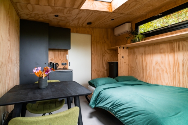 Één tuinhuis, twee functies: doordeweeks praktijkruimte, in het weekend logeerplek
