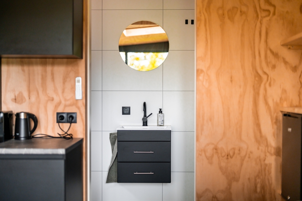 Één tuinhuis, twee functies: doordeweeks praktijkruimte, in het weekend logeerplek