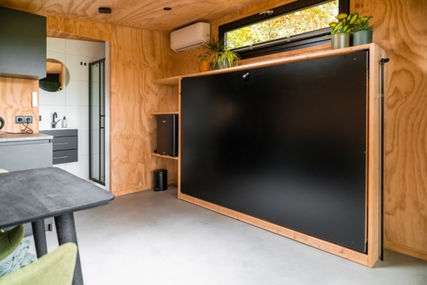 Één tuinhuis, twee functies: doordeweeks praktijkruimte, in het weekend logeerplek